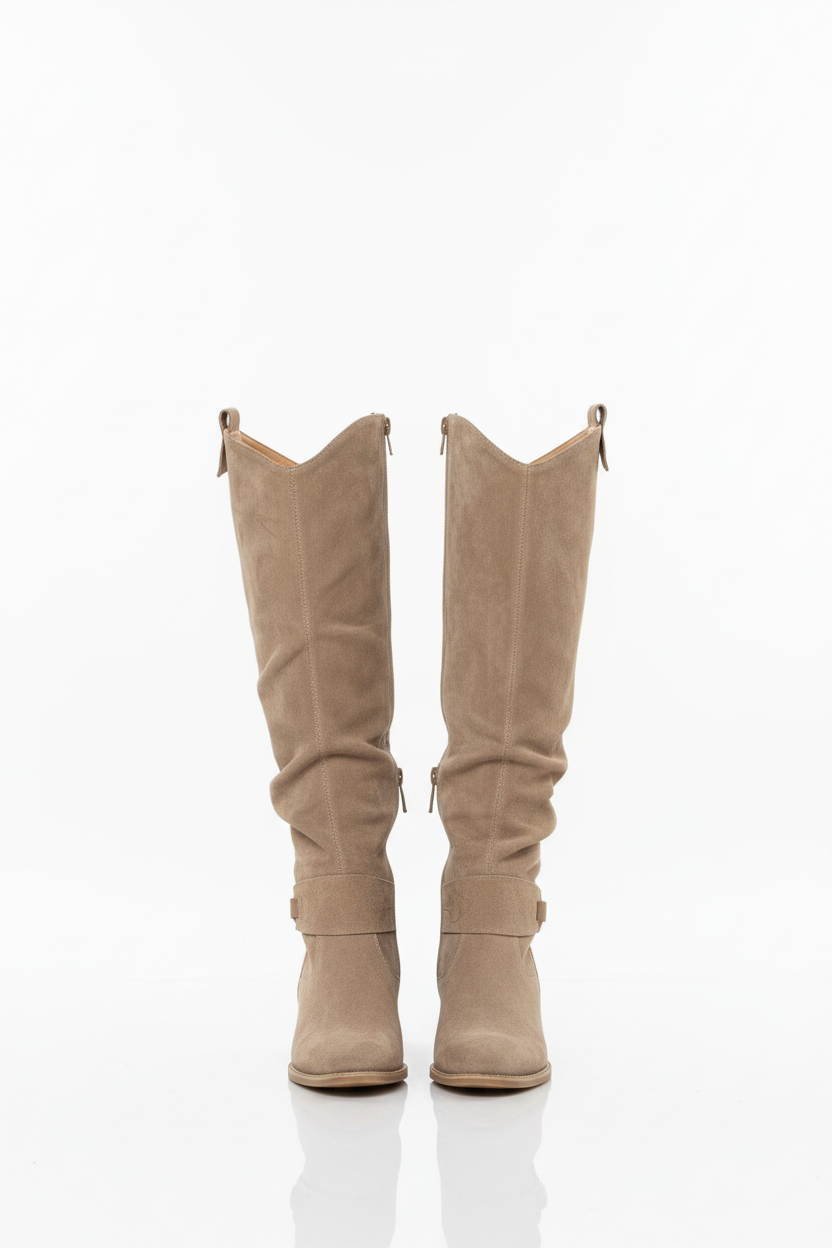 Botas altas ante beige fondo blanco