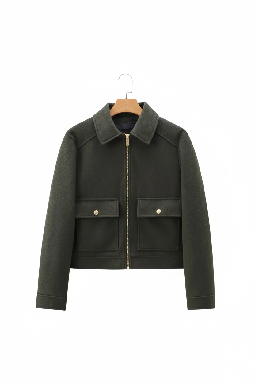 Chaqueta verde oliva en percha