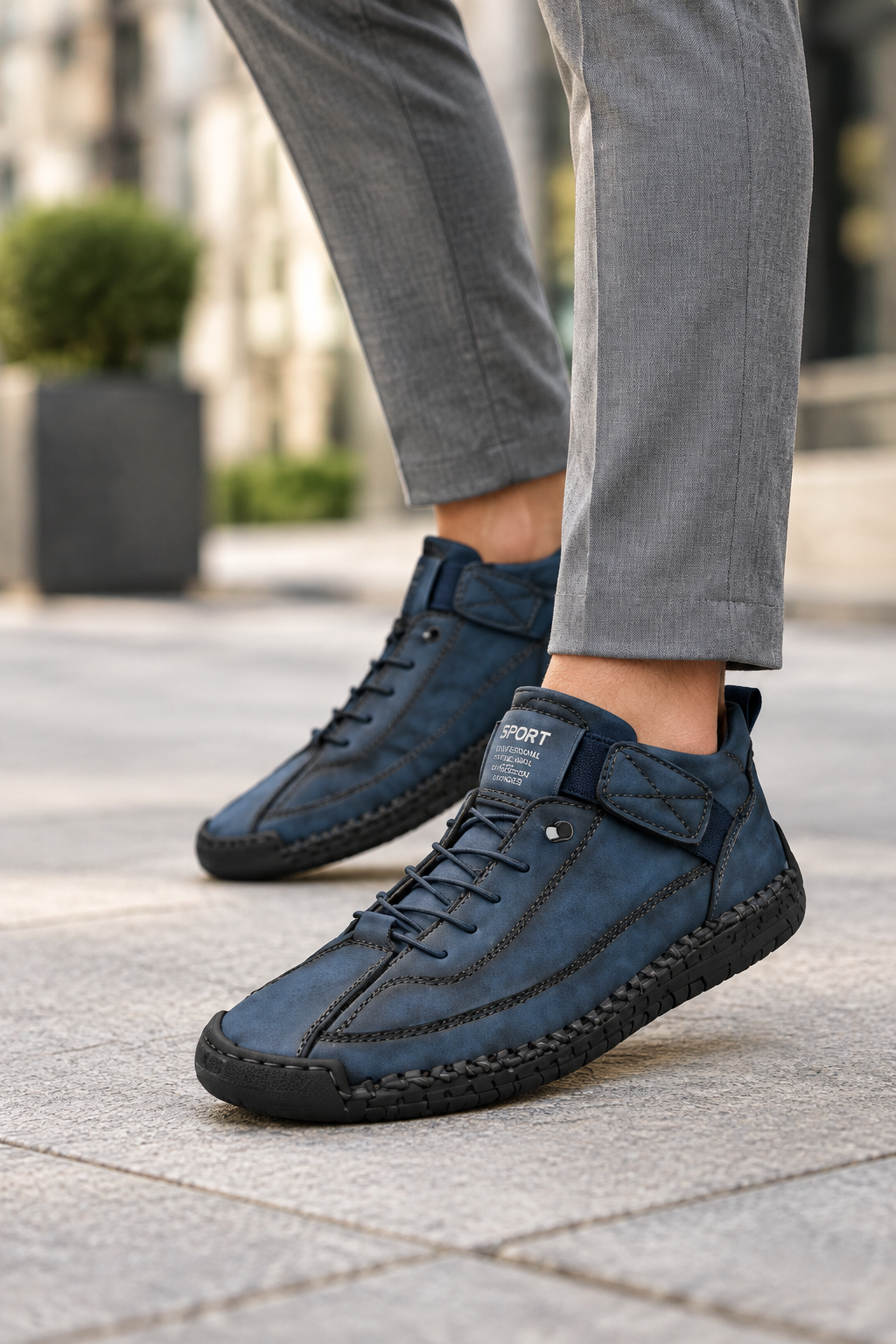 Modelo zapatos azul marino