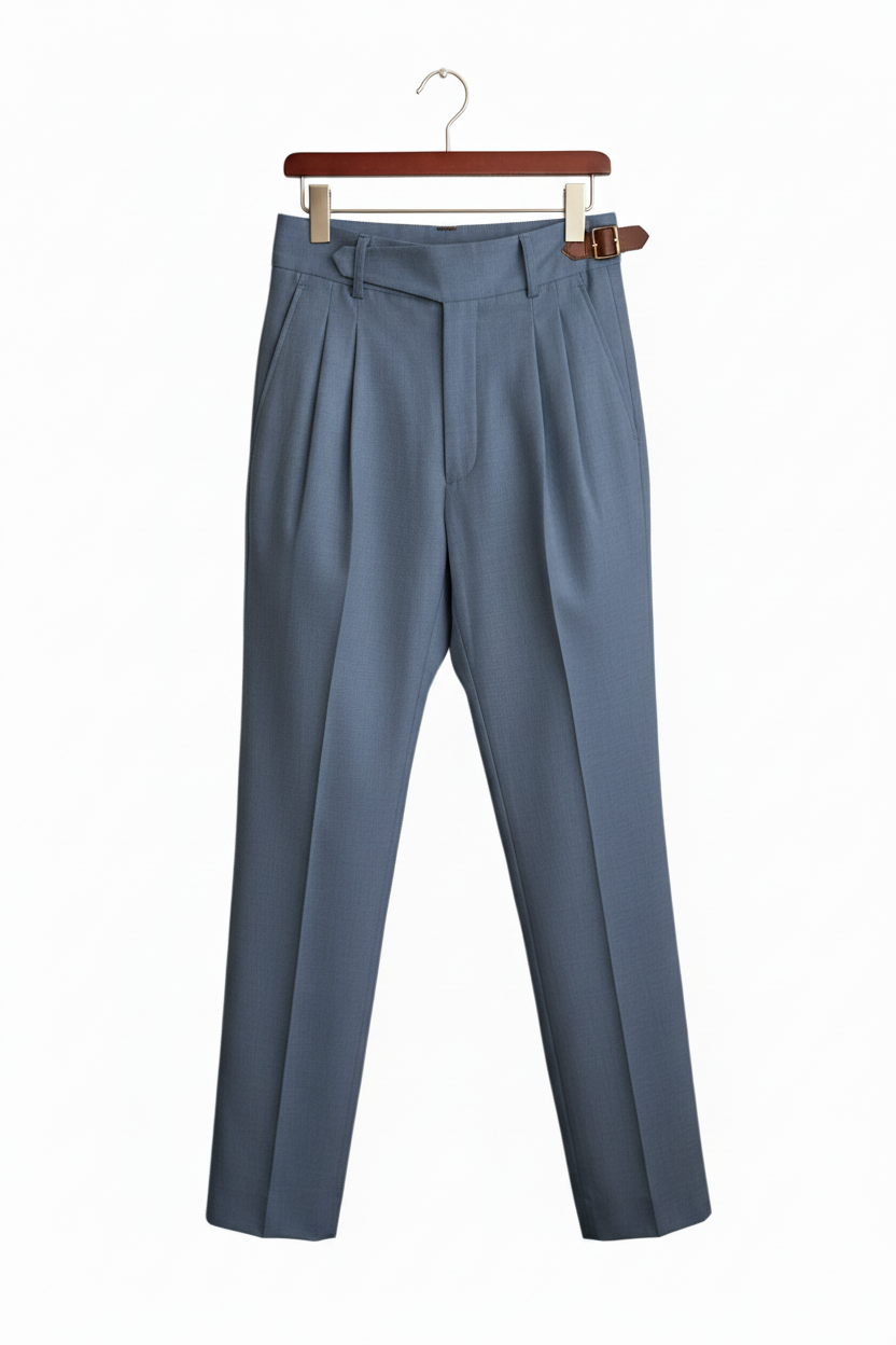 Pantalón azul grisáceo en la misma percha