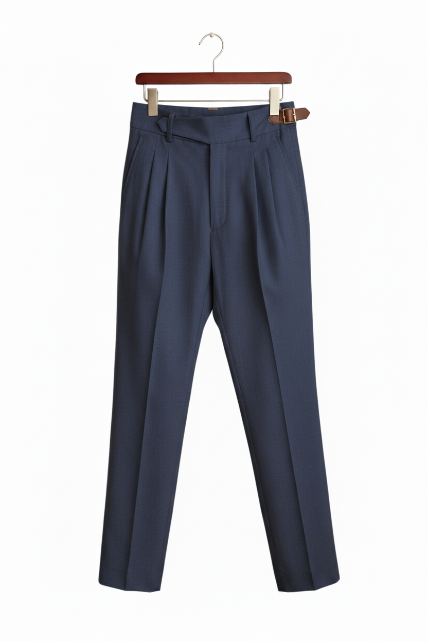 Pantalón azul marino en la misma percha