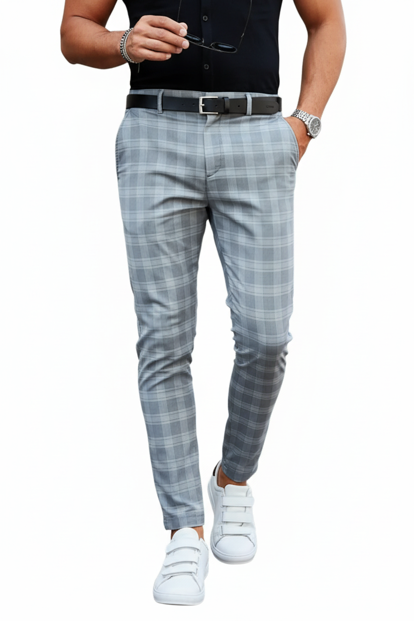 Pantalón cuadros gris claro con modelo
