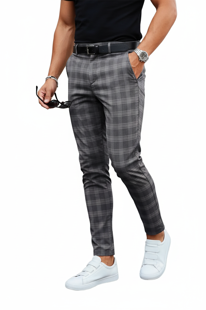 Pantalón cuadros gris oscuro con modelo
