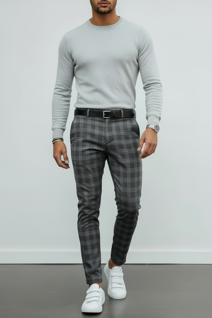 Pantalón gris oscuro cuerpo completo