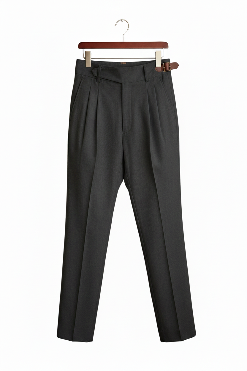 Pantalón negro en la misma percha