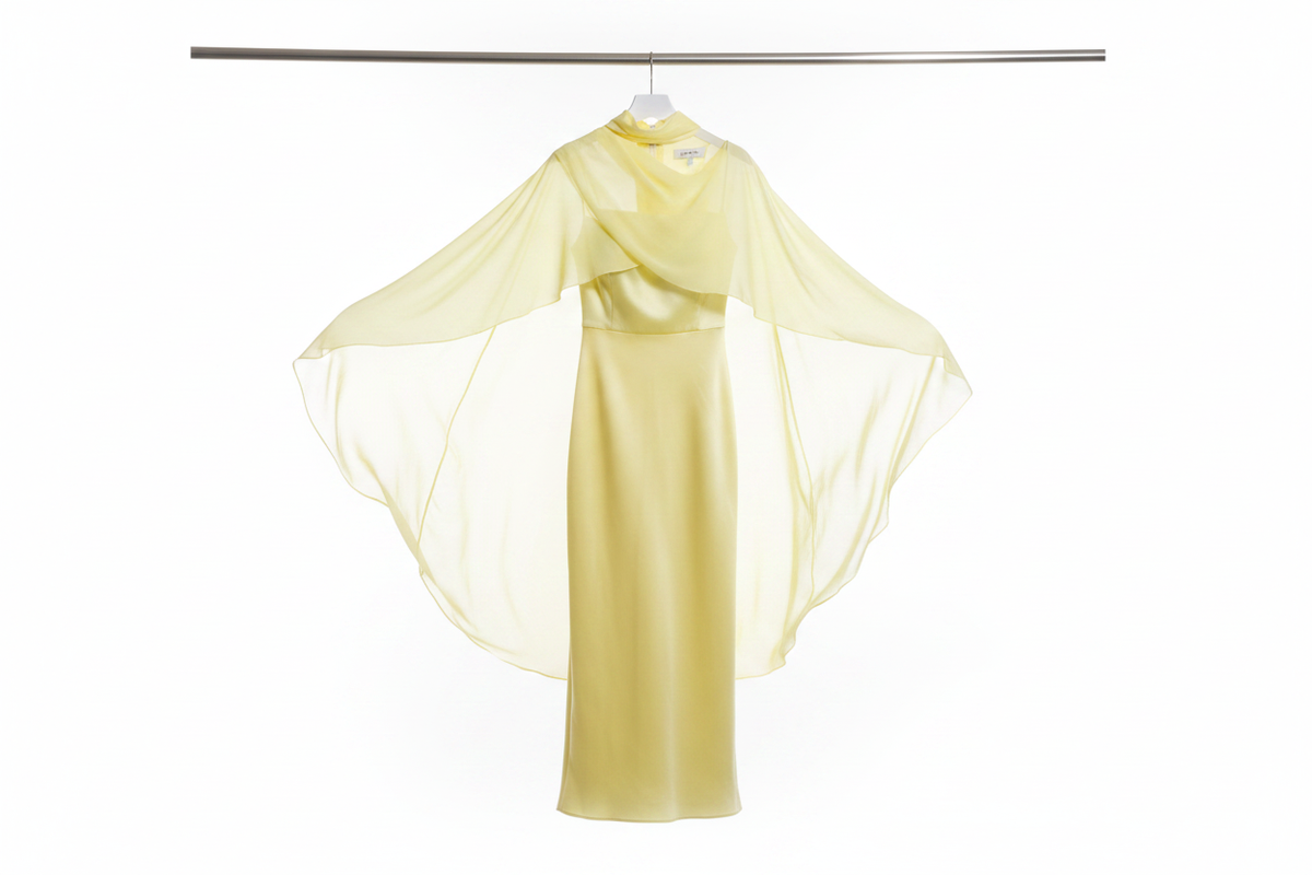 Vestido amarillo colgado de una barra