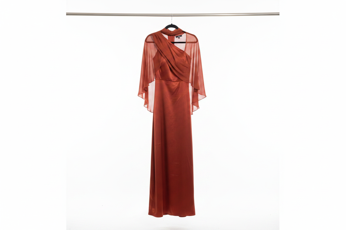 Vestido naranja rojizo colgado de una barra